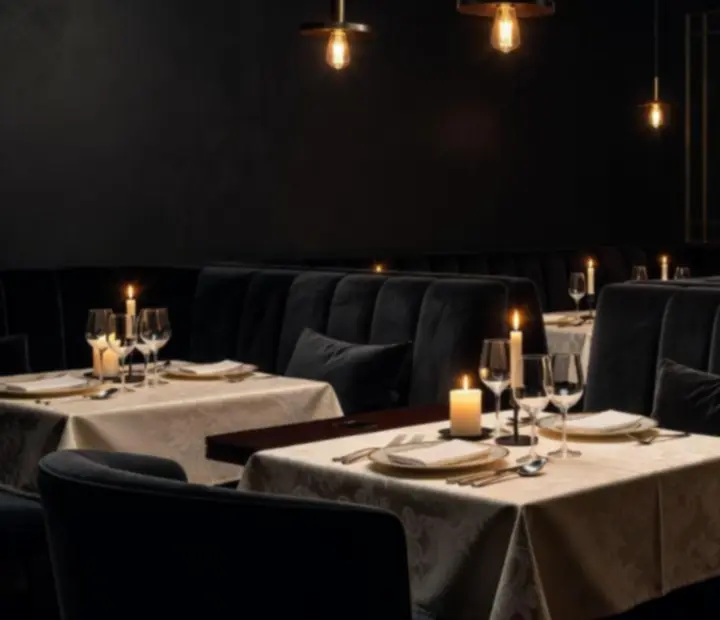 Candlelit interiér s luxusně prostřenými stoly v Czech Alicious